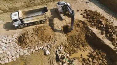 4K 'da çekilen toprak kazıcı ve kamyonlarla emlak inşaatının başlangıcına bakın..