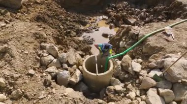 Kazı makineleri ve kamyonlarla 4K 'da yakalanan yeni bir emlak projesi için hazırlanan siteyi izleyin..