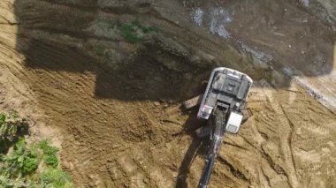 4K 'da çekilen kazı araçları ve kamyonlarla gayrimenkullerin geleceğinin şekillenmesini izleyin..