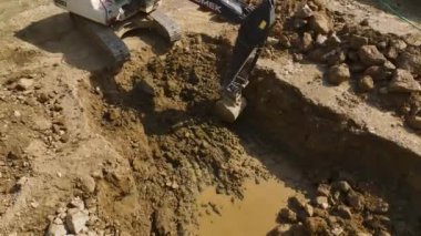 İnşaatın başında 4K 'da yakalanan kazıcı ve kamyonların çığır açan çalışmalarını izleyin..