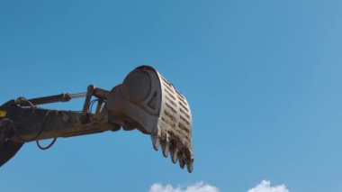 Bir kazıcının kamyonlara toprak yüklediği bir inşaat alanının üzerinden uç, çarpıcı bir şekilde 4K 'da yakalandı..