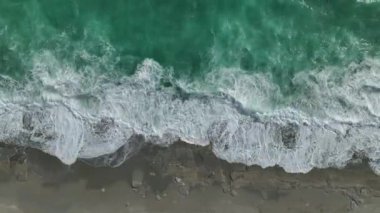 Akdeniz 'in fırtınalı gök mavisi sularının yoğunluğunu deneyimleyin, 4K' da çekilmiştir..