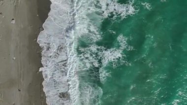 Akdeniz kıyısında çarpan fırtınalı gök mavisi deniz dalgalarını izleyin, büyüleyici 4K 'da çekiliyor..