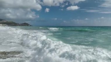 Akdeniz 'in fırtınalı gök mavisi dalgalarını deneyin, çarpıcı 4K' da yakalandılar..