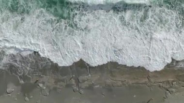 Akdeniz kıyısında çarpan fırtınalı gök mavisi deniz dalgalarını izleyin, büyüleyici 4K 'da çekiliyor..
