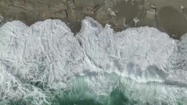 Yüksek çözünürlüklü 4K ile çekilen Akdeniz kıyısına düşen gök mavisi suların öfkesini hissedin..