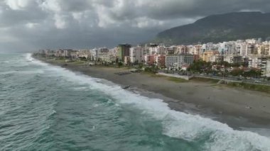 Akdeniz kıyısında fırtınalı gök mavisi sularıyla karışık denize tanık olun, 4K 'da çekildi..