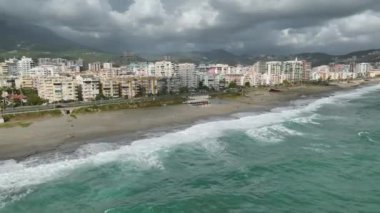 Fırtınalı Akdeniz kıyısında dalgalanan gök mavisi dalgalarla uçmak, çarpıcı bir 4K ile yakalanmak..