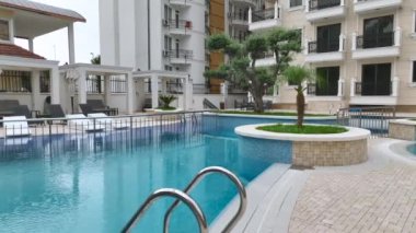 Lüks özelliklerini sergileyerek lüks bir tesiste özel bir havuz üzerinde uçmak, 4K 'da yakalanmış..