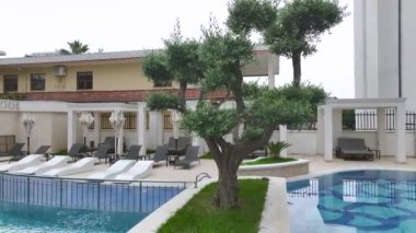 Özel bir komplekste sakin bir havuza bakın. Seçkin bir rahatlama sunuyor. Muhteşem bir 4K ile çekiliyor..