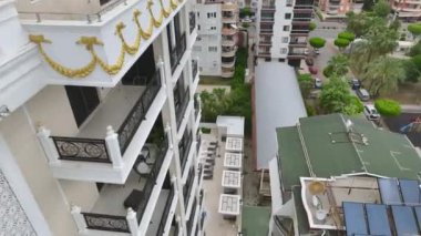 Seçkin bir komplekste özel bir havuz hayatı yaşayın. 4K 'da çarpıcı bir hava görüntüsü..