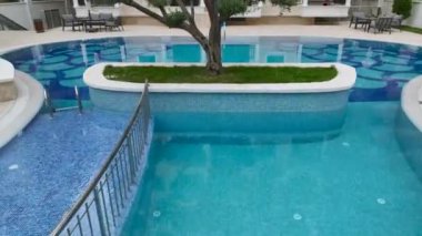 Seçkin bir komplekste lüks havuz başında inzivaya çekilmiş güzelliğini ve zarafetini göstererek 4K 'da çekilen.