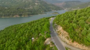 Etrafı yemyeşil ormanlarla çevrili bir dağ nehrinin dingin akışına bakın, güzel 4K ile çekilmiş..