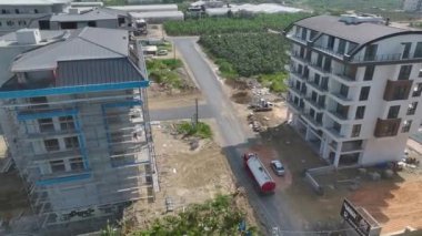 4K 'da çekilen bir sitede suyla doldurulan yeni bir havuzu izleyin..