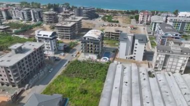 Kıyı boyunca güzelce kurulmuş bir Türk şehrinin çarpıcı hava manzarasını keşfedin..