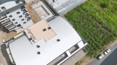 Su dolu bir havuzun 4K drone görüntülerine bakın, yaz etkinliklerine hazır..