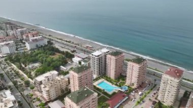 Akdeniz kıyısındaki bir şehrin panoramik manzarasını yukarıdan izleyin.