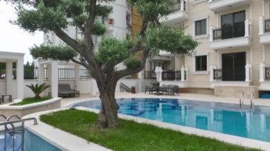 4K hava manzaralı havuzu suyla doldurma sürecini izleyin. Yaza hazırlanıyor..