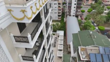 Bir havuzun suyla dolmasını izleyin 4K hava görüntüleriyle, gelecek yaz sezonu için hazırlanıyor..