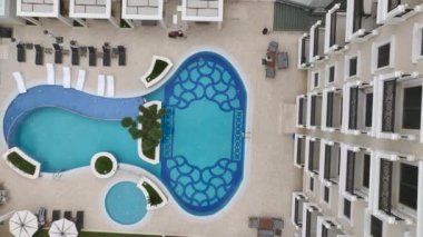 Suyla dolu bir havuzun 4K drone görüntüsünü yakalayın, yaz sezonuna hazırlanıyor..