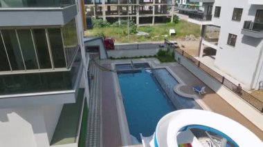 Gök mavisi bir havuzun suyla dolu 4K hava görüntülerini çek. Ferahlatıcı ve berrak.