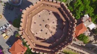 Yat, tekne, gök mavisi su ve büyüleyici eski binalarla Alanyas Körfezi 'nin 4K hava manzarasının tadını çıkarın..