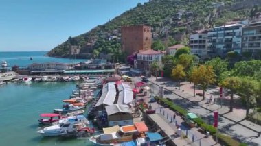 Alanyas Körfezi 'nin 4K hava görüntülerini, sergilenen yatları, masmavi suları ve tarihi binaları inceleyin..