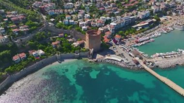 Yat, tekne, gök mavisi suyu ve tarihi binalarla dolu Alanyas Körfezi 'nin 4K hava görüntülerinin keyfini çıkarın..