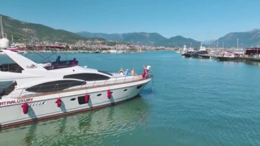 Alanyas Körfezi 'nin 4K insansız hava aracı görüntüsünü yatlarla, teknelerle, gök mavisi suyla ve tarihi mimariyle yakalayın..