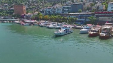 Yat, tekne, gök mavisi su ve eski büyüleyici binaları olan Alanyas Körfezi 'nin 4K hava manzarasını izleyin..