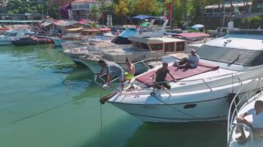 Yat, tekne, gök mavisi su ve tarihi binalarla Alanyas Körfezi 'nin 4K insansız hava aracı panoramasını izleyin..