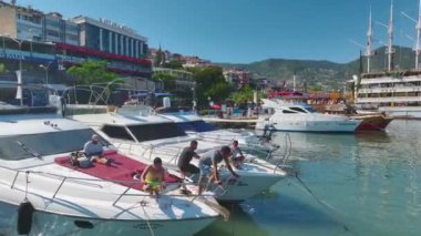 Tarihi mimariyle çevrili Alanyas göktaşı koyundaki tekne ve yatların 4K hava manzarası göz kamaştırıcı..