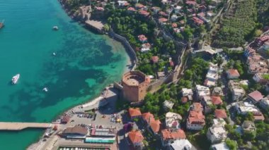 4K hava görüntülerinde yatlar, tekneler, gök mavisi suyu ve tarihi binalarla Alanyas koyunu deneyin..