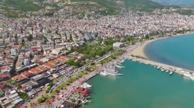 Yatları, tekneleri, gök mavisi suları ve tarihi binalarıyla Alanyas Körfezi 'nin göz kamaştırıcı 4K hava manzarası.