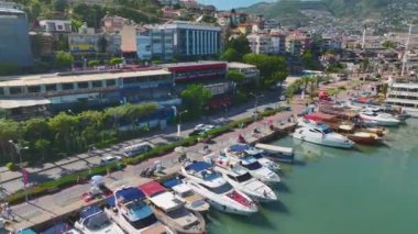 Yat, tekne, gök mavisi su ve tarihi binalarla Alanyas Körfezi 'nin 4K hava görüntüsü..