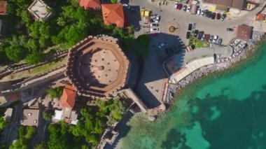 Yat, tekne, gök mavisi su ve tarihi mimari ile Alanyas Körfezi 'nin büyüleyici 4K drone görüntüsü.