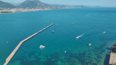 Tekneler, yatlar, gök mavisi sular ve tarihi binalarla Alanyas Körfezi 'nin 4K hava manzarası göz kamaştırıcı..