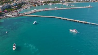 Alanya 'da yatları ve tekneleri olan büyük bir körfezin 4K hava görüntüsü. Gök suyu ve tarihi binalar.