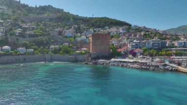 Yat, tekne, gök mavisi su ve tarihi binalarla Alanyas Körfezi 'nin 4K hava görüntüsünü yakalayın..
