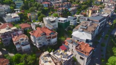 Alanya 'da yatları ve tekneleri olan büyük bir körfezin 4K insansız hava aracı panoramasını izleyin. Gökyüzü mavisi..