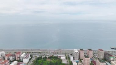 4K hava görüntülerinde, inşaatçıların yeni bir proje üzerinde yer ve vakıf çalışmaları yaptıklarını gözlemleyin..