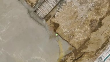 İnşaatçıların yeni bir projede makinelerle toprak ve vakıf çalışması yaptıkları 4K hava görüntülerini yakalayın.