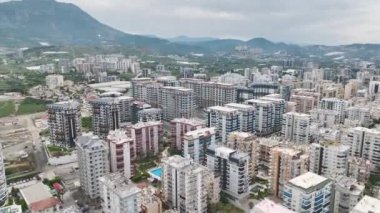 İnşaatçıların ve makinelerin yeni bir inşaat projesinin temeli üzerinde çalıştığı 4K hava görüntülerinin keyfini çıkarın..