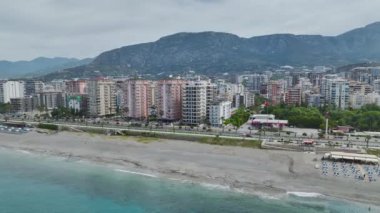 Akdeniz kıyısındaki seçkin dairelerin 4K hava görüntülerini çek. Okyanus manzaralı lüks bir yaşam..