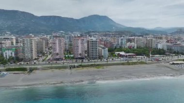 Seçkin bir sahil binasının 4K drone panoramasına bakın. Çarpıcı okyanus manzaralı lüks daireler..