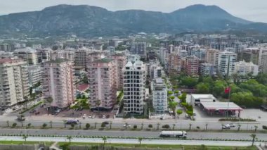 Akdeniz kıyısındaki lüks bir gökdelenin 4K hava manzarasının tadını çıkarın. Modern ve zarif..