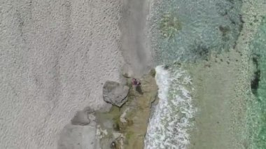 Gök mavisi deniz berraklığının 4K drone görüntüsünü deneyin. Su dokusu berrak ve büyüleyici..