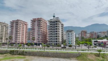 Akdeniz kıyısındaki lüks bir gökdelenin 4K insansız hava aracı görüntülerine bakın. Modern ve zarif tasarım.