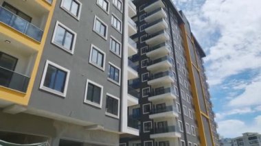 Mühendisler bölgede mimari planları tartışırken, yeni tepelerde deneyim takım çalışması.