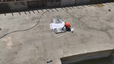 Tanık inşaat alanı planlaması mühendisler yukarıdan planları inceliyor..